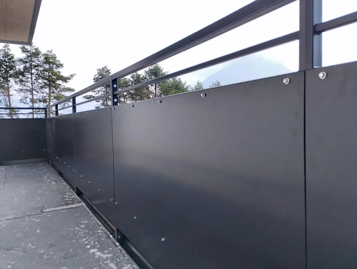 Geländeranlage aus Metallarbeit