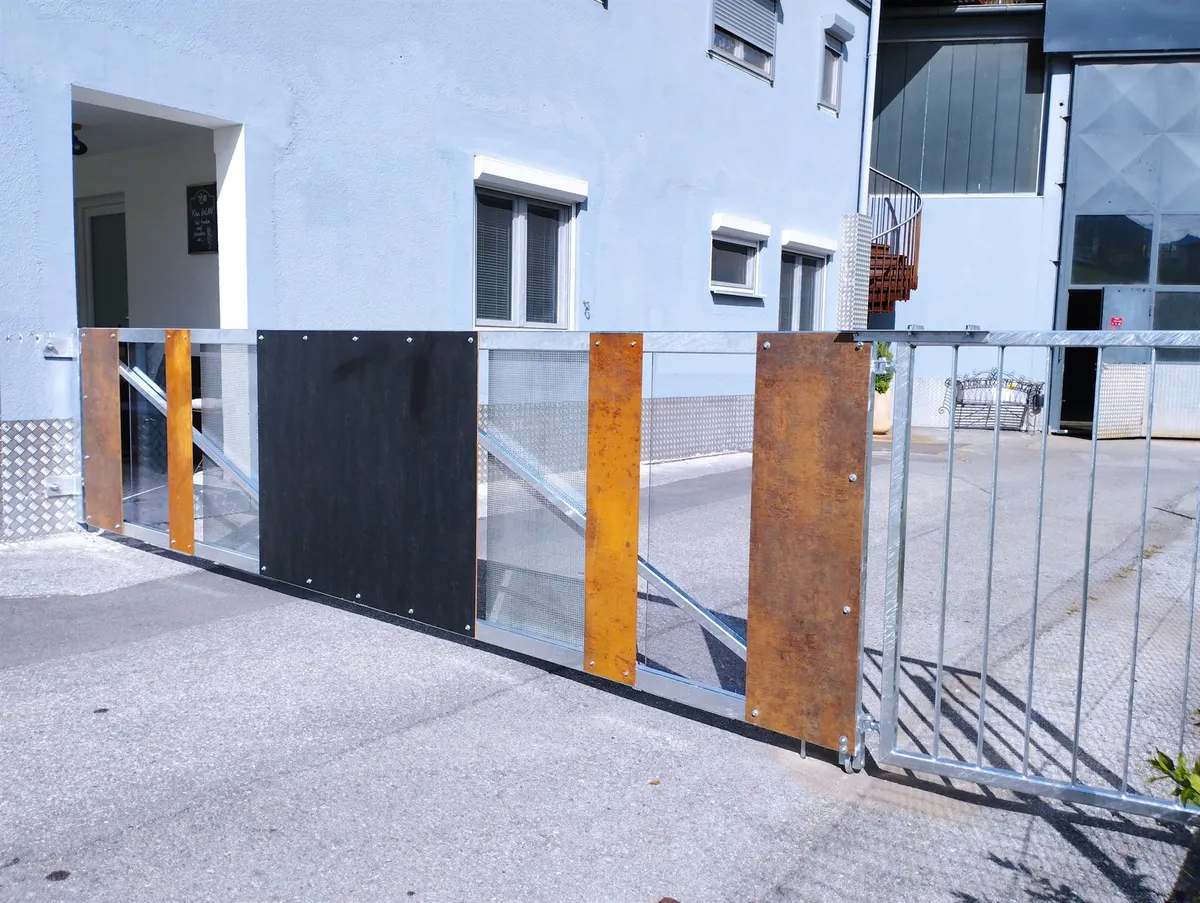 Tor und Geländer aus Metallarbeit