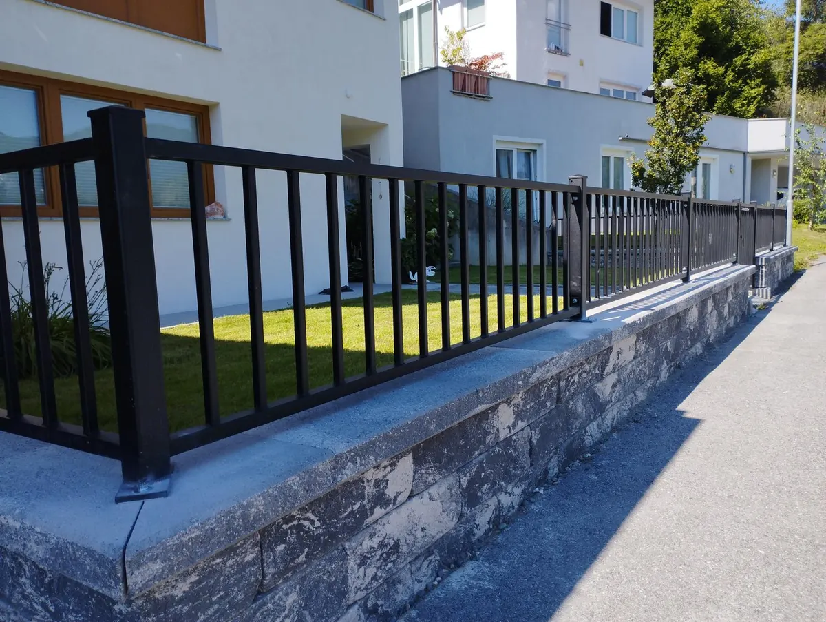 Zaunanlage aus Metallarbeit
